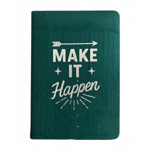 Cuaderno de terciopelo verde oscuro con la frase Haz que suceda, captado en un ambiente cálido e inspirador.