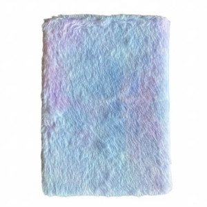 Detalle cercano del pelaje sintético en tonos suaves mostrando su acabado cálido y difuminado.