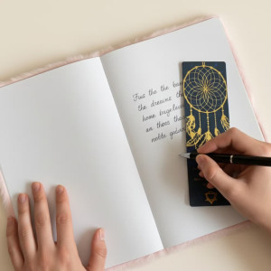 Diario Dream Decoder en una escena serena que acentúa su energía onírica y suave.