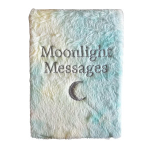 Diario pastel suave con el bordado Moonlight Messages y una media luna sobre cubierta esponjosa.