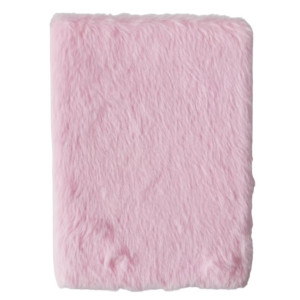 Detalle cercano del peluche rosa claro exhibiendo su acabado esponjoso y aterciopelado.