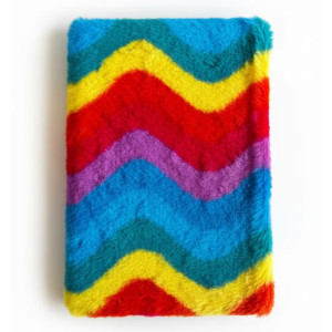 Textura cercana del peluche sintético multicolor mostrando su acabado esponjoso y vibrante.