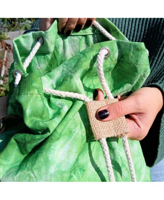 Mochila sostenible con símbolos decorativos místicos
