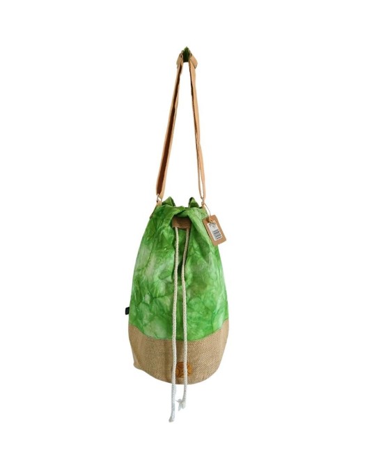 Mochila sostenible con símbolos decorativos místicos