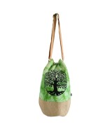 Mochila sostenible con símbolos decorativos místicos