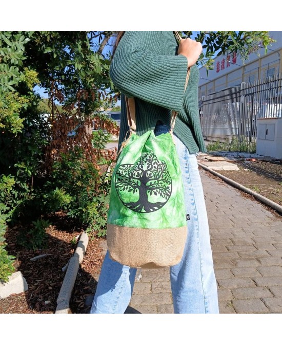 Mochila sostenible con símbolos decorativos místicos