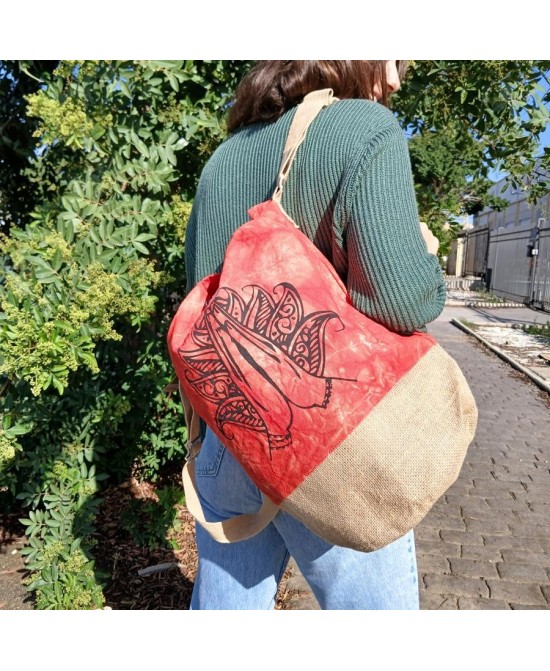 Mochila sostenible con símbolos decorativos místicos