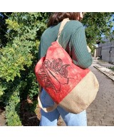 Mochila sostenible con símbolos decorativos místicos