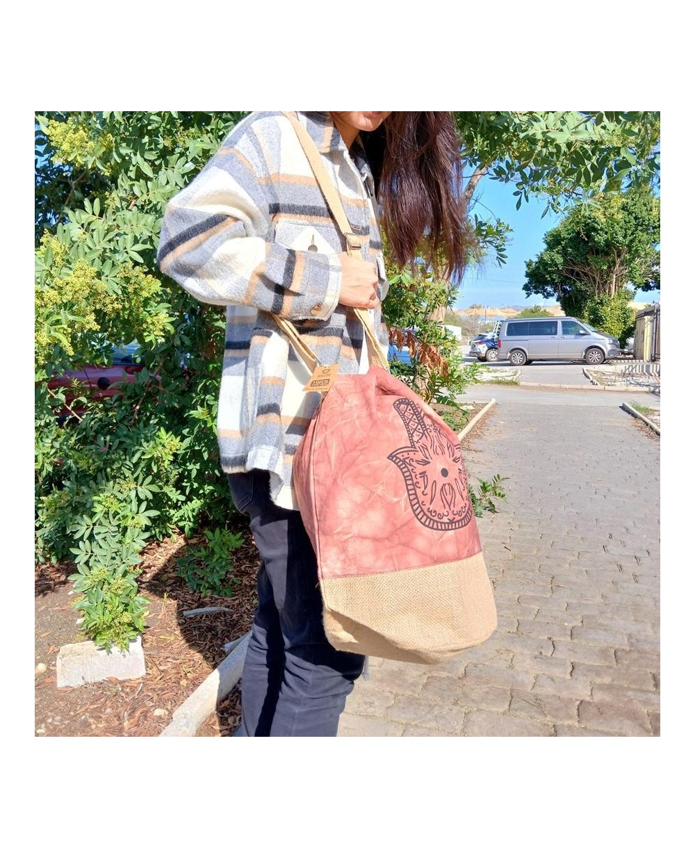Mochila sostenible con símbolos decorativos místicos
