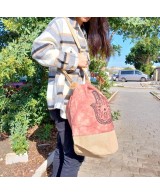 Mochila sostenible con símbolos decorativos místicos
