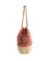 Mochila sostenible con símbolos decorativos místicos