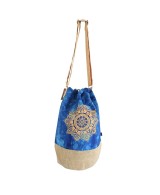 Mochila sostenible con símbolos decorativos místicos
