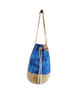 Mochila sostenible con símbolos decorativos místicos