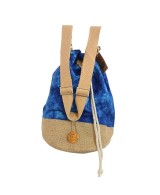 Mochila sostenible con símbolos decorativos místicos