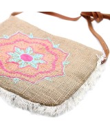 Bolso étnico de yute con flecos decorativos