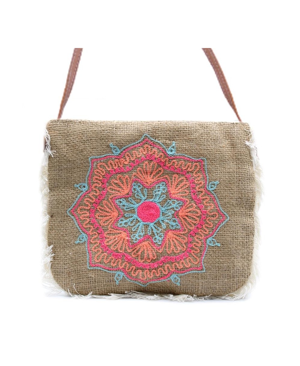 Bolso étnico de yute con flecos decorativos