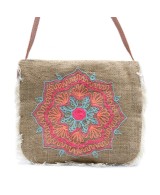 Bolso étnico de yute con flecos decorativos