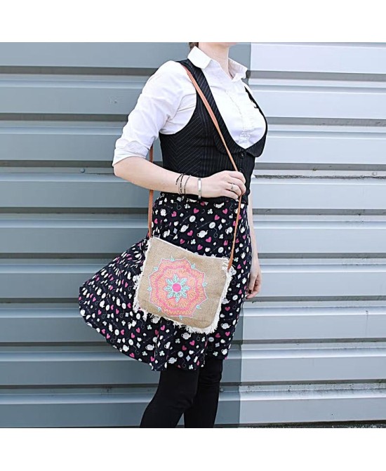Bolso étnico de yute con flecos decorativos