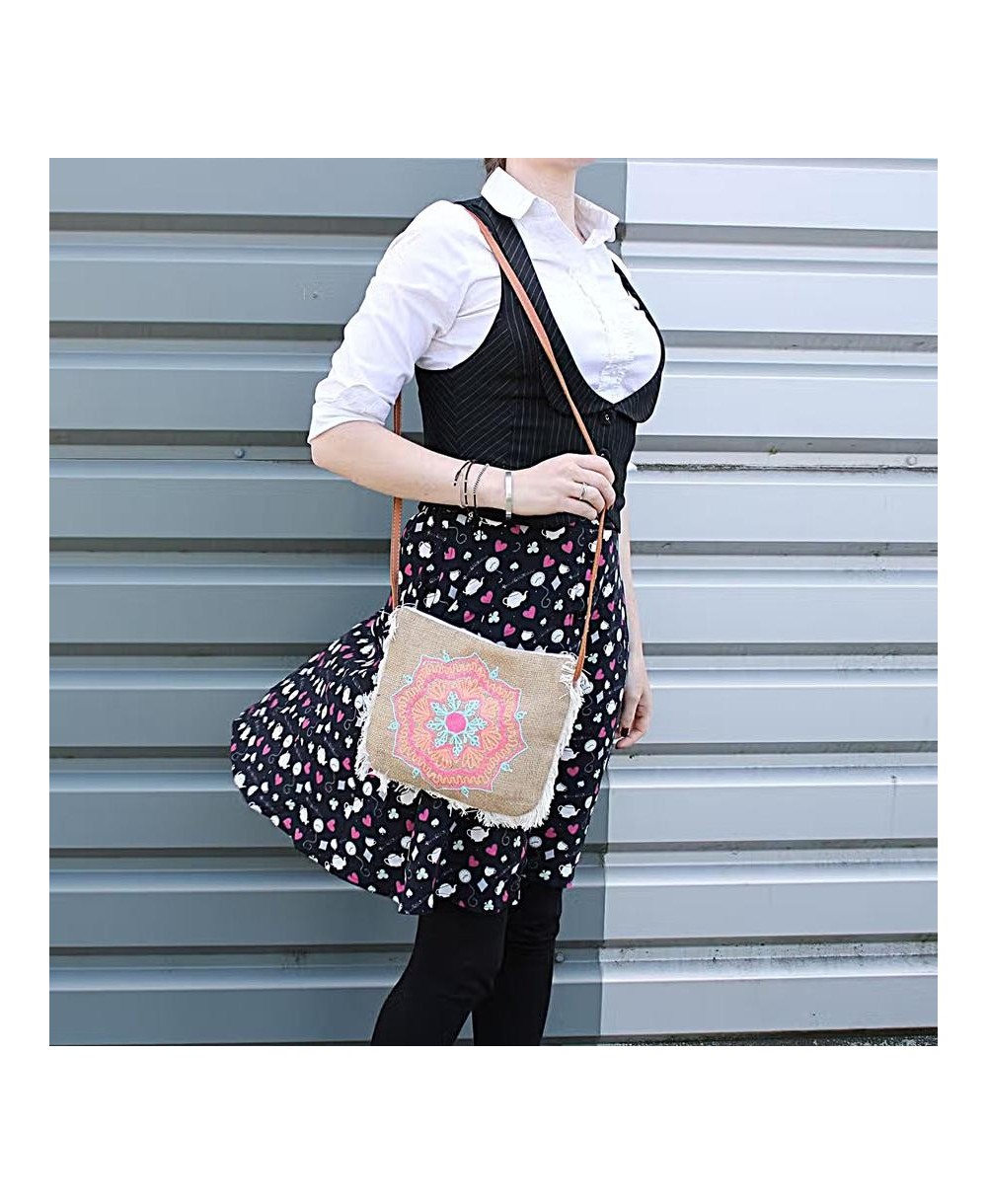 Bolso étnico de yute con flecos decorativos