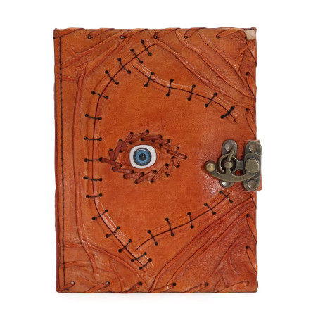 Vista frontal del cuaderno con cierre metálico antiguo y diseño de ojo protector.