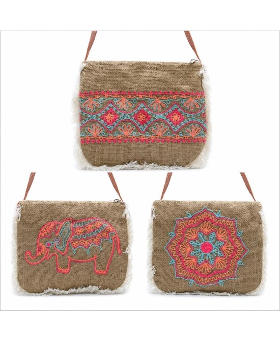 Bolso artesanal de yute con bordados coloridos y acabado con flecos decorativos.