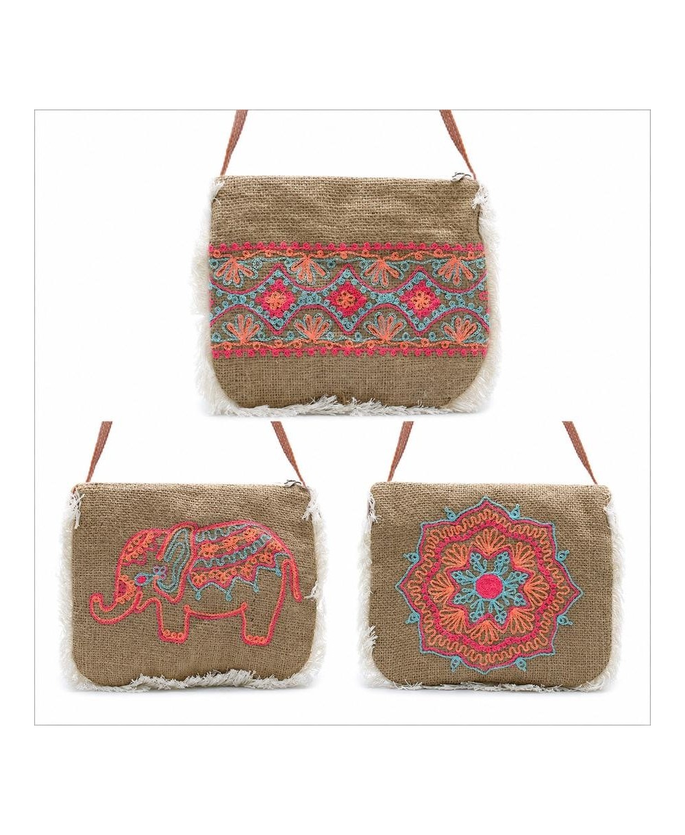Bolso artesanal de yute con bordados coloridos y acabado con flecos decorativos.