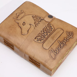 Diario artesanal de cuero con grabado del caballo de ajedrez. Cuaderno hecho a mano.
