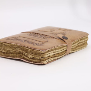 Primer plano de las páginas de papel reciclado artesanal  con bordes envejecidos del cuaderno hecho a mano.