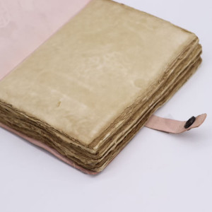 Papelería sostenible para meditación y uso. Un diario natural perfecto para registrar visiones y la vida consciente.