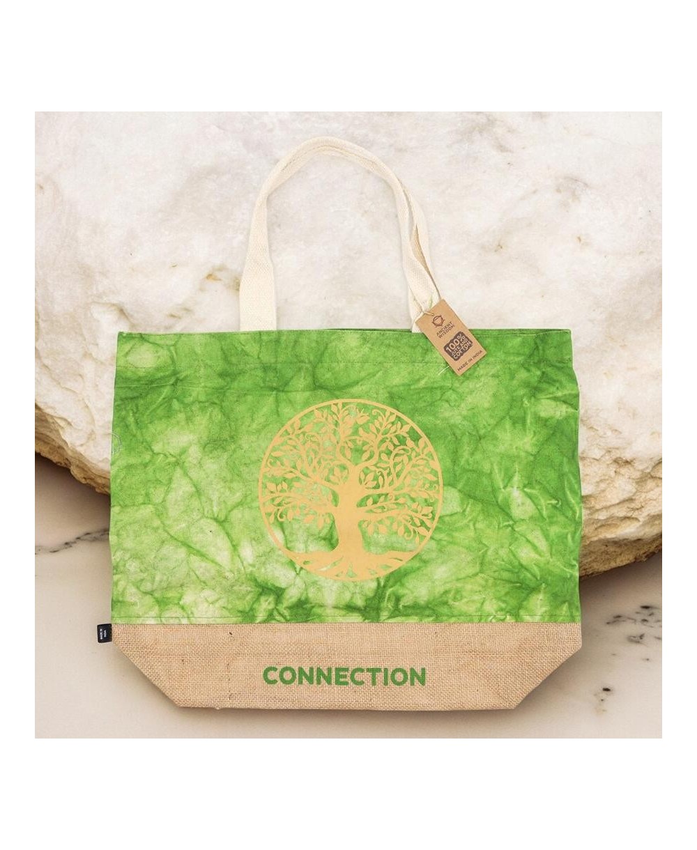 Vista superior de bolsa natural verde con asas de algodón y base de yute.