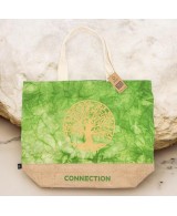 Vista superior de bolsa natural verde con asas de algodón y base de yute.