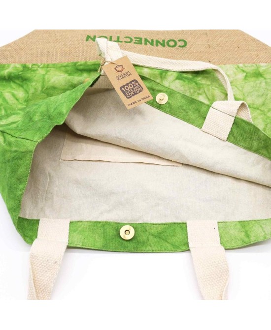 Interior amplio de bolsa ecológica verde reutilizable para playa o compras.