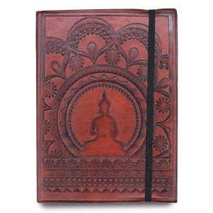 Imagen frontal del cuaderno con tapa artesanal y buda en relieve.