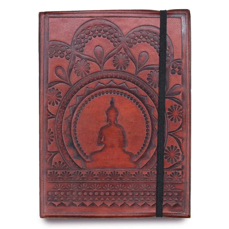 Imagen frontal del cuaderno con tapa artesanal y buda en relieve.