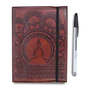 Imagen frontal del cuaderno con tapa artesanal y buda en relieve.