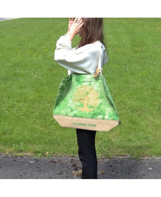 Vista lateral de bolso ecológico verde reutilizable de estilo boho natural.