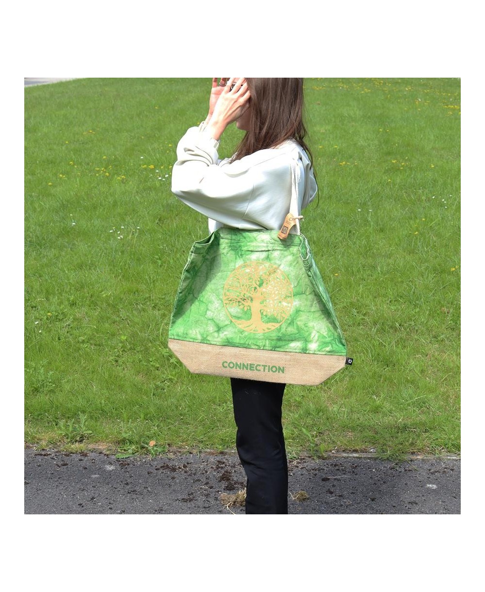 Vista lateral de bolso ecológico verde reutilizable de estilo boho natural.